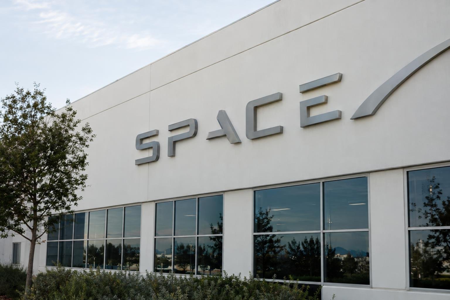 SpaceX agrees to buy 800 MHz spectrum for Starlink Mobile push